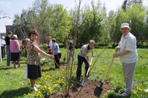 Фото к Атомщики и экологи заложили Аллею Славы