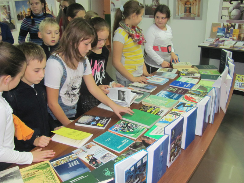 Фото к Открытие книжной выставки «Развитие науки и техники в Томской области»