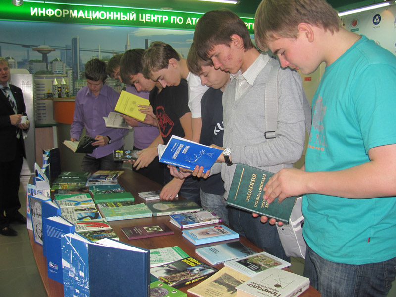 Фото к Открытие книжной выставки «Развитие науки и техники в Томской области»