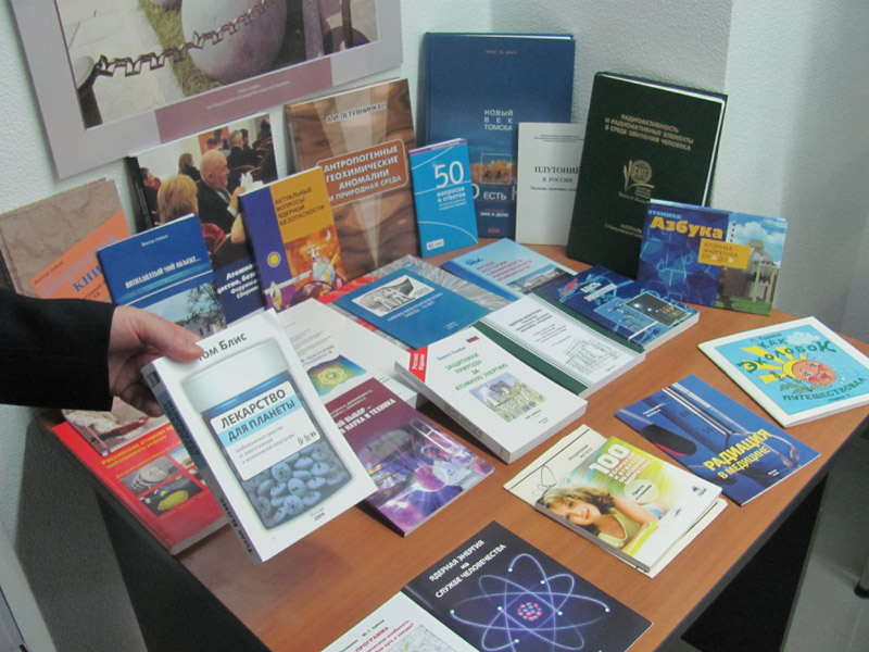 Фото к Открытие книжной выставки «Развитие науки и техники в Томской области»