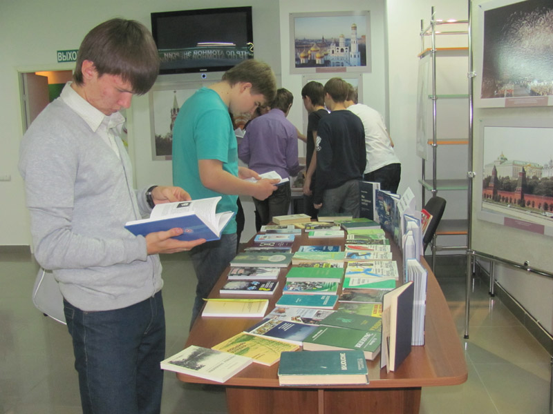 Фото к Открытие книжной выставки «Развитие науки и техники в Томской области»