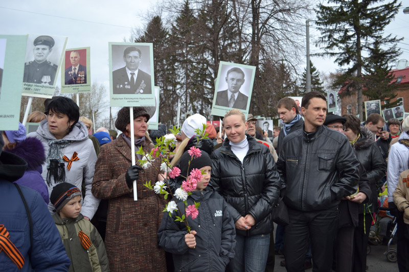 Фото к Волонтеры Информационного центра по атомной энергии в рядах «Бессмертного Полка»