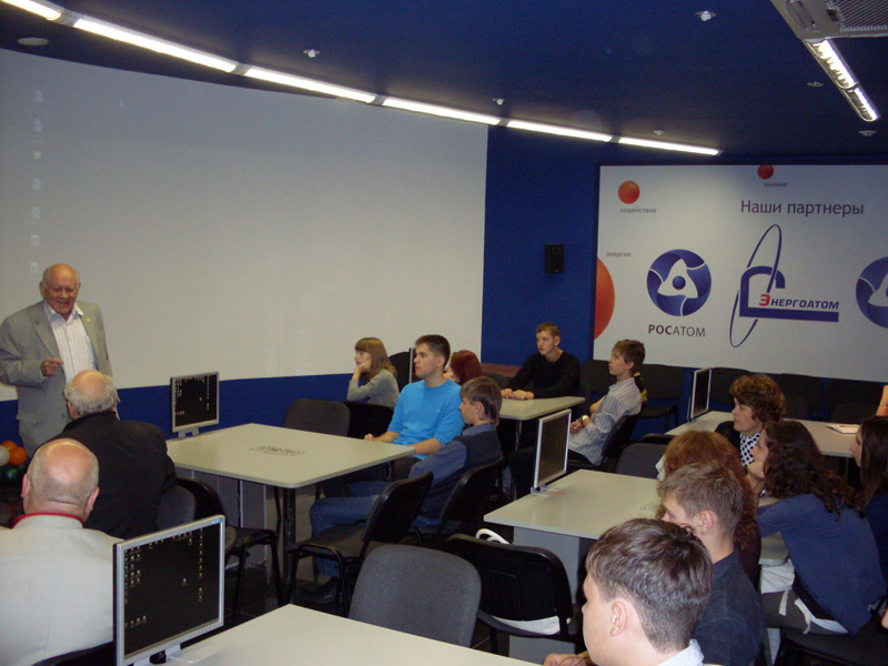Фото к Томские школьники узнали, почему на головы ученых даже яблоки падают системно