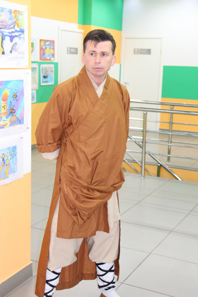 Фото к Известный каратист Алексей Савицкий научил томских школьников самообороне и за чашкой чая рассказал о чудесах Шаолиня.