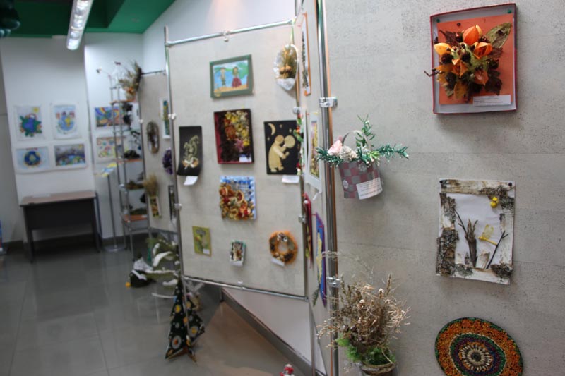 Фото к В томском информационном центре по атомной энергии открылась выставка «Зимний букет»