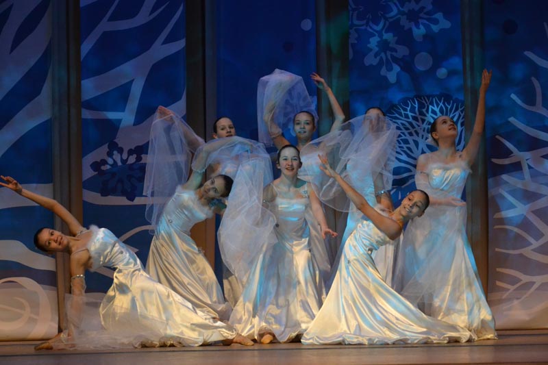 Фото к «Атомный» Дед Мороз и волонтеры информационного центра по атомной энергии приняли участие в организации и проведении гала-концерта фестиваля-конкурса «Рождественская сказка»