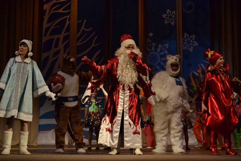 Фото к «Атомный» Дед Мороз и волонтеры информационного центра по атомной энергии приняли участие в организации и проведении гала-концерта фестиваля-конкурса «Рождественская сказка»