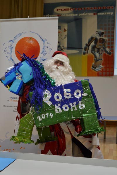 Фото к «Атомный» Дед Мороз принял участие в зимней робо-олимпиаде