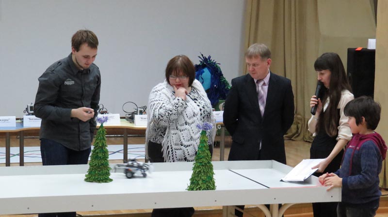 Фото к «Атомный» Дед Мороз принял участие в зимней робо-олимпиаде