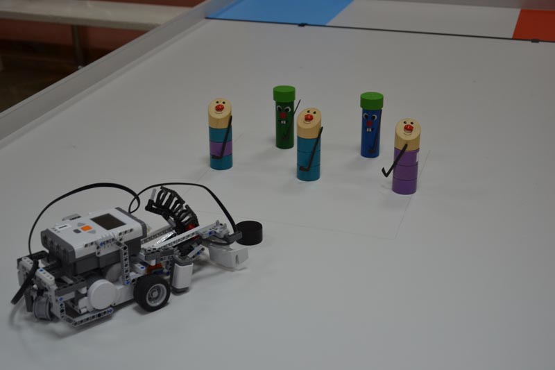 Фото к «Атомный» Дед Мороз принял участие в зимней робо-олимпиаде