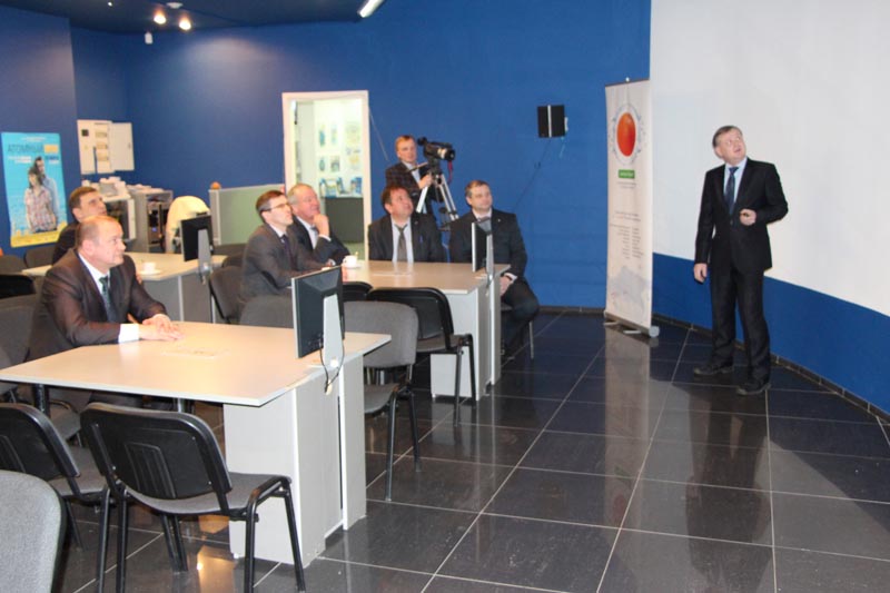 Фото к Делегация Ангарского электролизного химического комбината посетила информационный центр по атомной энергии Томска