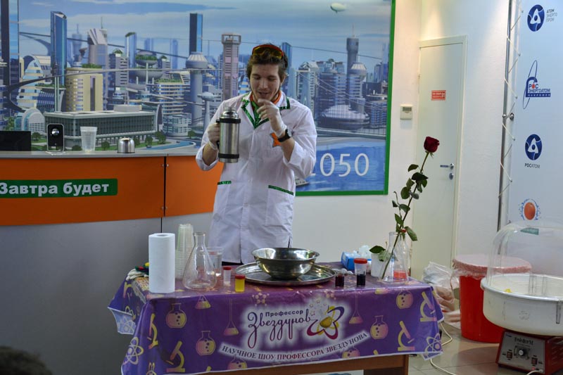 Фото к Респект науке! В информационном центре по атомной энергии Томска состоялся научный семейный праздник