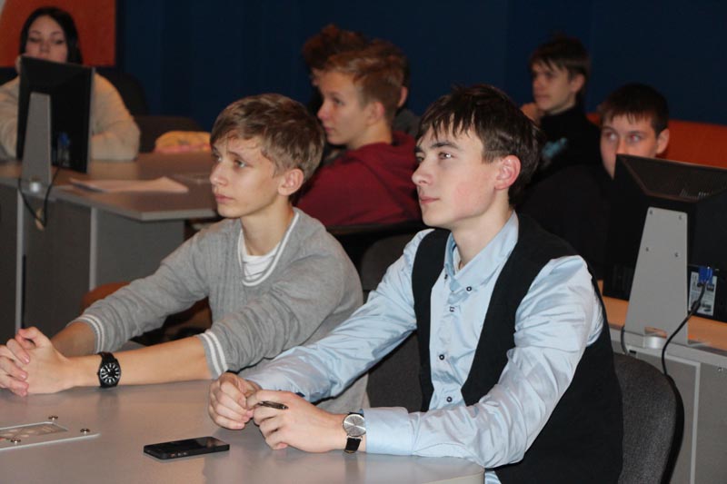 Фото к Томские и северские школьники стали участниками онлайн-лекции компании Google в информационном центре по атомной энергии