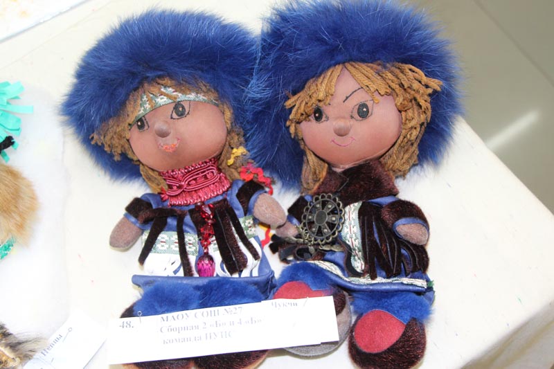 Фото к В томском информационном центре по атомной энергии открылась выставка «Томск многонациональный. Рукотворная кукла в национальном костюме»