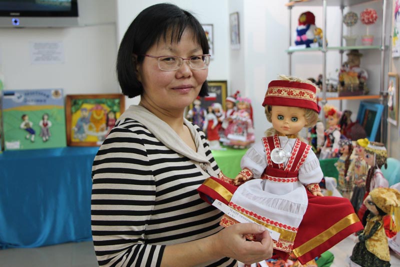 Фото к В томском информационном центре по атомной энергии открылась выставка «Томск многонациональный. Рукотворная кукла в национальном костюме»