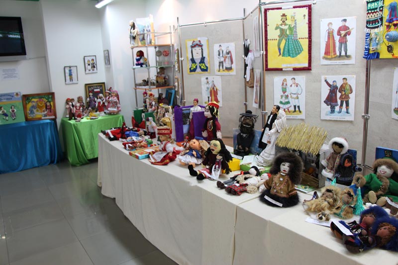 Фото к В томском информационном центре по атомной энергии открылась выставка «Томск многонациональный. Рукотворная кукла в национальном костюме»