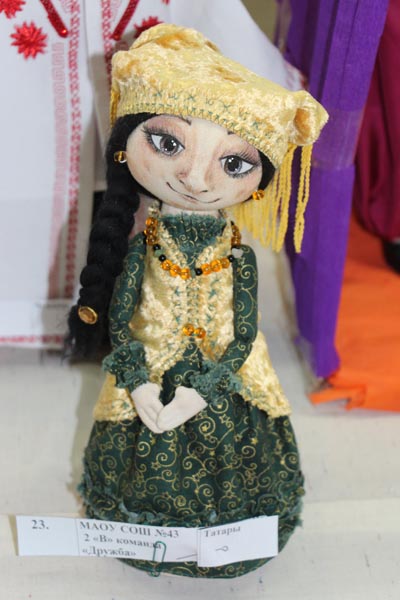 Фото к В томском информационном центре по атомной энергии открылась выставка «Томск многонациональный. Рукотворная кукла в национальном костюме»