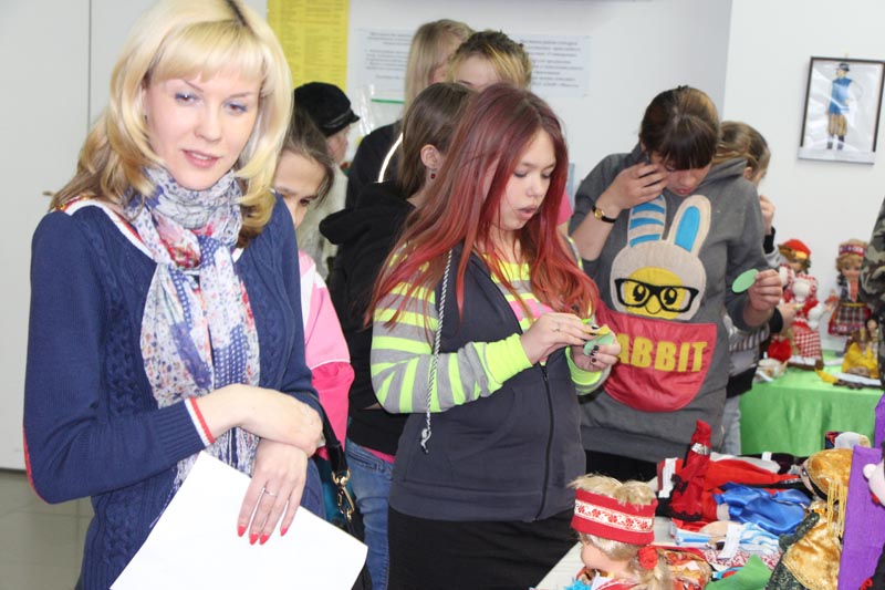 Фото к В томском информационном центре по атомной энергии открылась выставка «Томск многонациональный. Рукотворная кукла в национальном костюме»