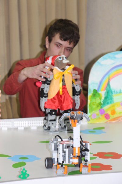 Фото к Премьера робо-спектакля состоялась на конференции по робототехнике в Томске