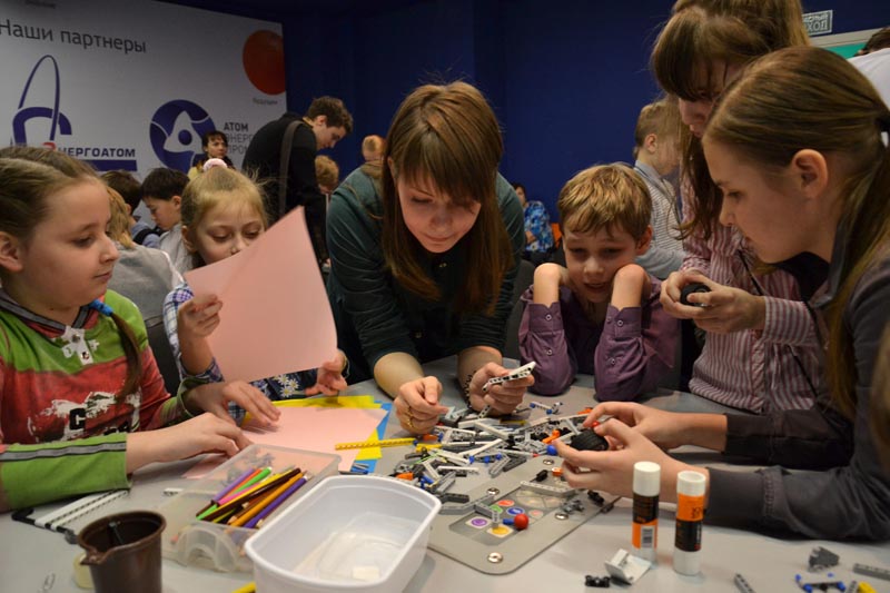 Фото к В информационном центре по атомной энергии Томска состоялся Вечер Робоискусств