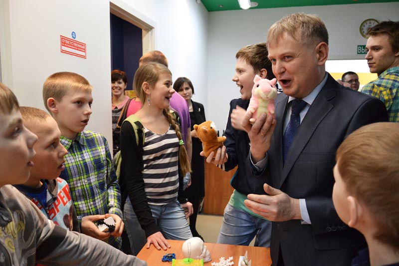 Фото к В информационном центре по атомной энергии Томска состоялся Вечер Робоискусств