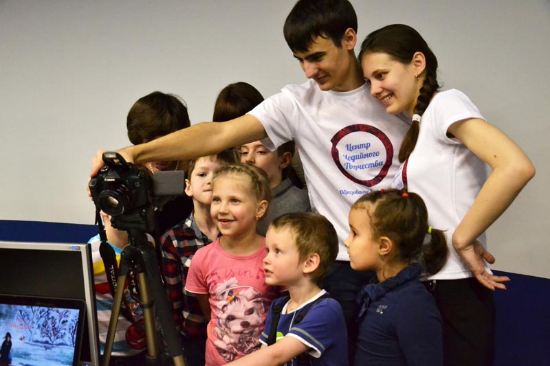 Фото к В информационном центре по атомной энергии Томска состоялся Вечер Робоискусств