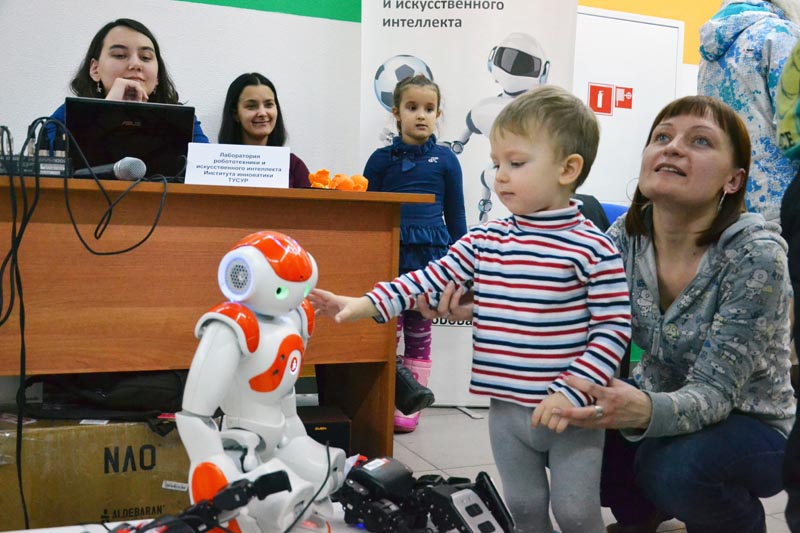 Фото к В информационном центре по атомной энергии Томска состоялся Вечер Робоискусств