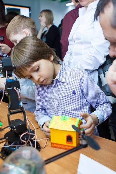 Фото к В информационном центре по атомной энергии Томска состоялся Вечер Робоискусств