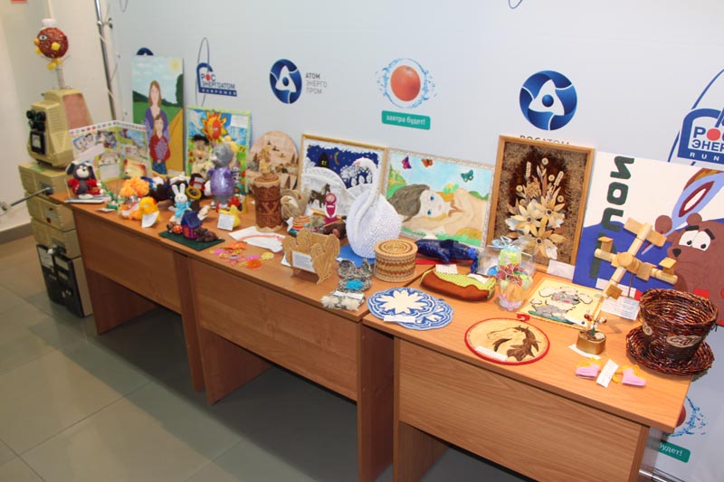 Фото к В информационном центре по атомной энергии открылась выставка творческих работ «Детство без границ»