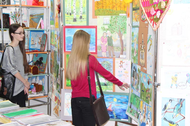 Фото к В информационном центре по атомной энергии открылась выставка творческих работ «Детство без границ»