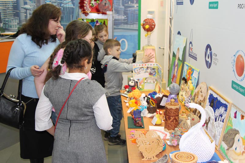 Фото к В информационном центре по атомной энергии открылась выставка творческих работ «Детство без границ»