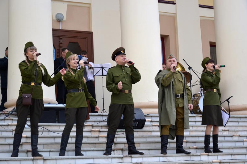 Фото к Более 5000 томичей побывали на выступлениях творческой военной агитбригады
