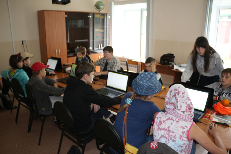 Фото к Сотрудники томского информационного центра по атомной энергии посетили IT-лагерь