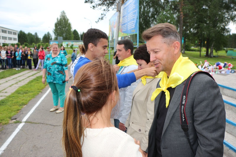 Фото к Сотрудники информационного центра по атомной энергии и Сибирского химического комбината посетили детский лагерь «Восход»