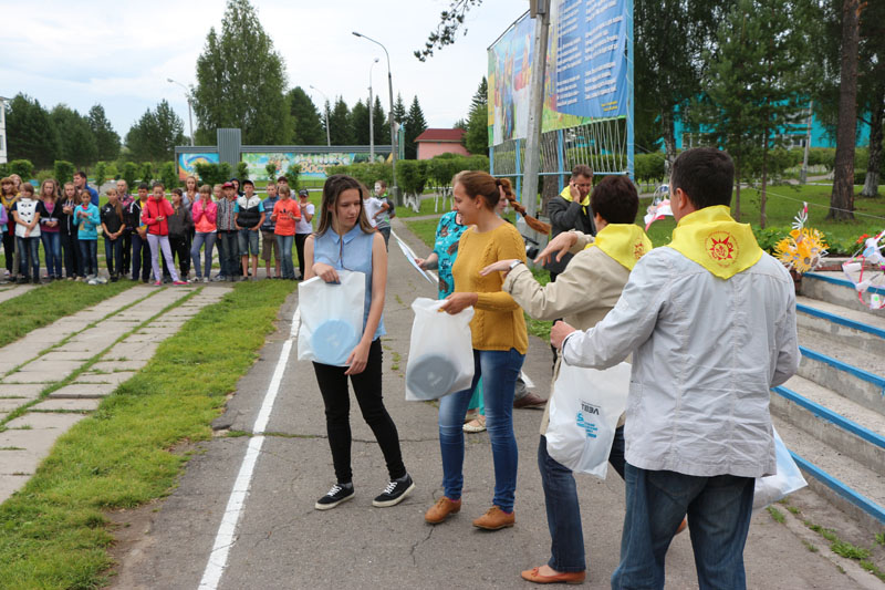 Фото к Сотрудники информационного центра по атомной энергии и Сибирского химического комбината посетили детский лагерь «Восход»