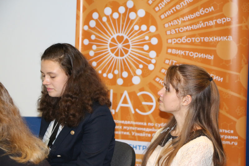 Фото к В томском информационном центре прошла секция для школьников в рамках V Международной школы-конференции молодых атомщиков Сибири