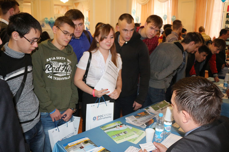 Фото к Информационный центр по атомной энергии принял участие в «Днях карьеры Росатома»