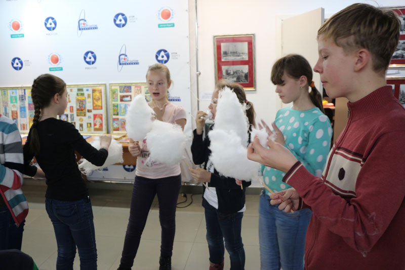 Фото к В информационном центре по атомной энергии «заФИКСИровали сладкие опыты»