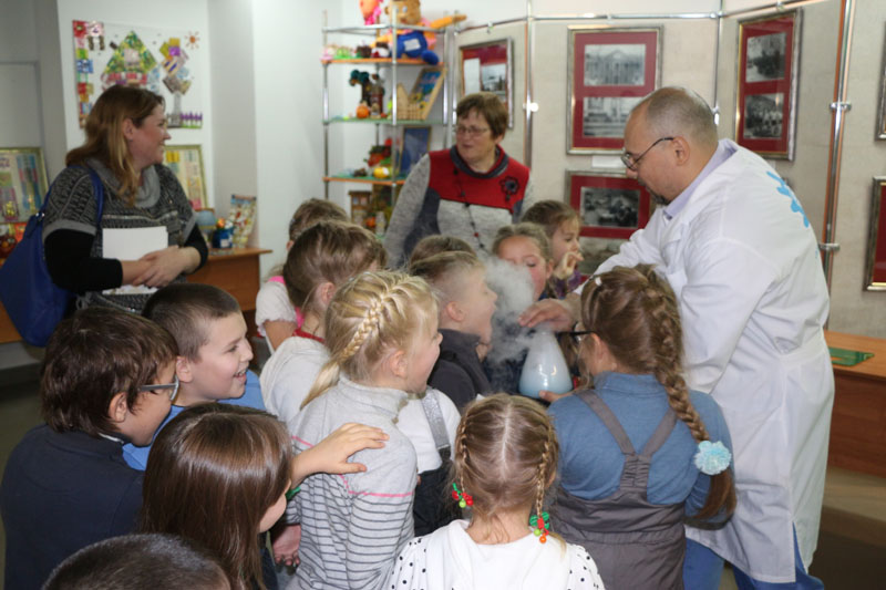 Фото к Томские первоклассники «заФИКСИровали научные опыты «открывашкой»