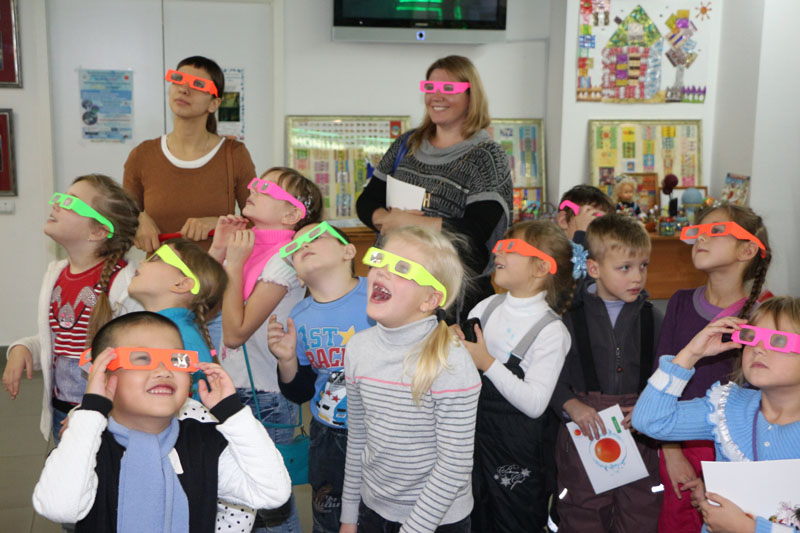 Фото к Томские первоклассники «заФИКСИровали научные опыты «открывашкой»