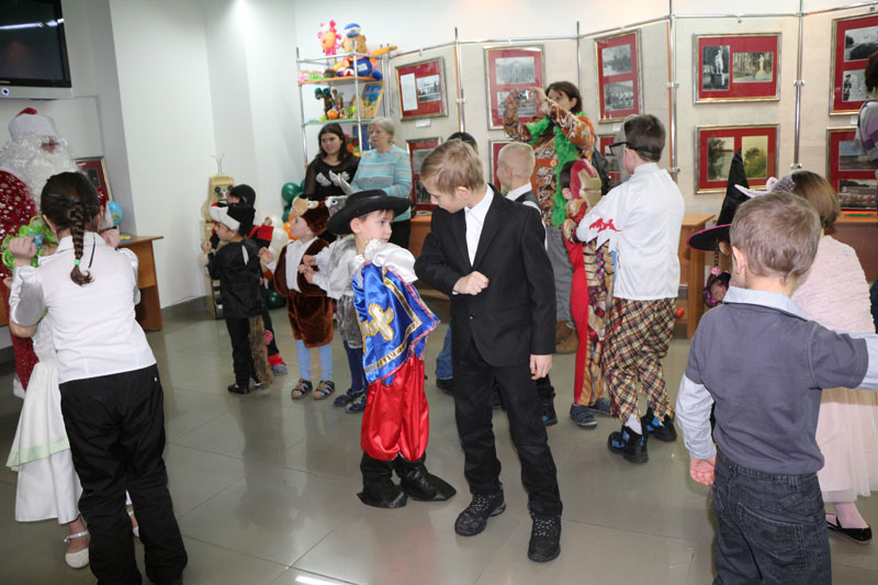 Фото к  «Научная елка» : новогодний праздник для детей из многодетных семей