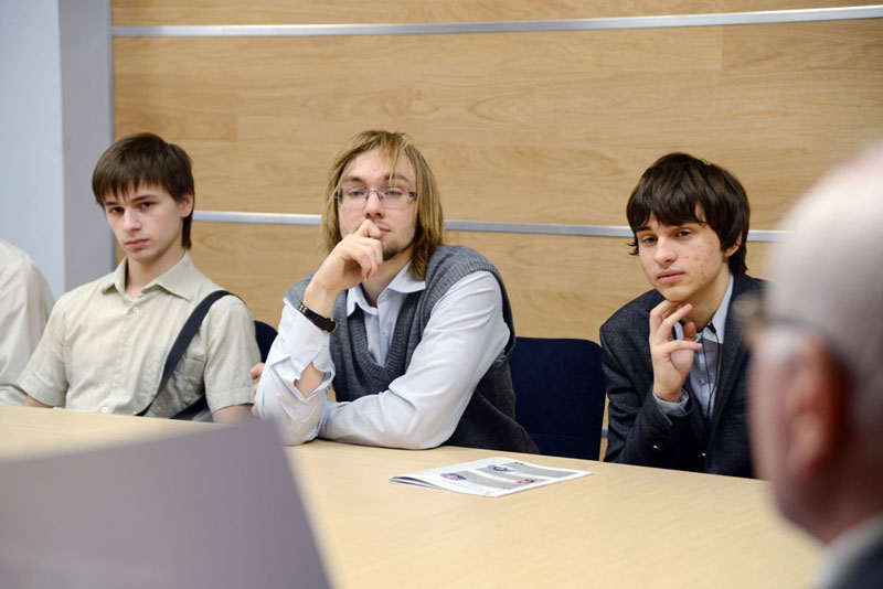 Фото к Томские старшеклассники примерили кресла директоров заводов в «Микране»