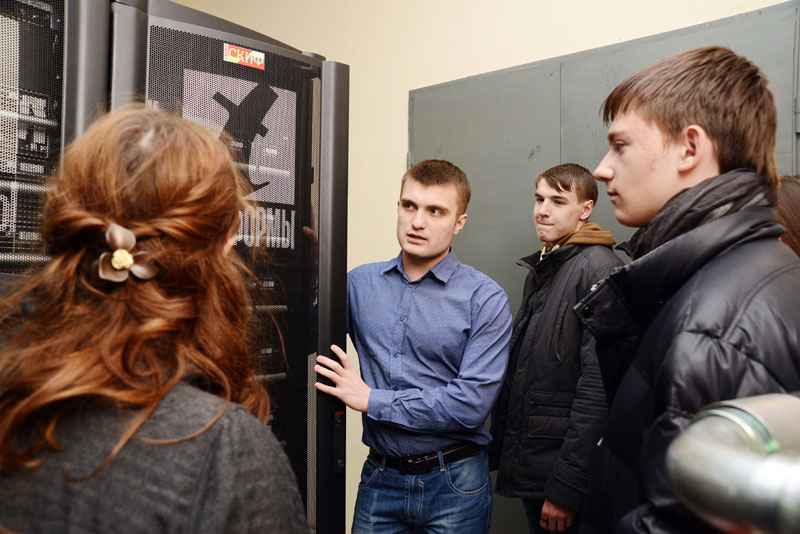 Фото к На Неделе высоких технологий томские школьники узнали, на что способен Суперкомпьютер ТГУ