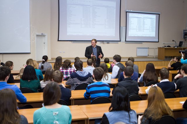 Фото к Радиофизические чудеса: школьники познакомились с I-роботом, голограммами и лазерами