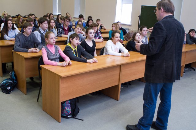 Фото к Радиофизические чудеса: школьники познакомились с I-роботом, голограммами и лазерами