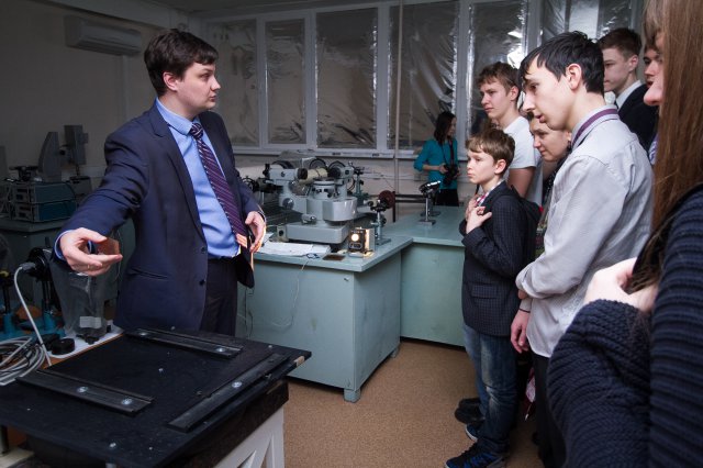 Фото к Радиофизические чудеса: школьники познакомились с I-роботом, голограммами и лазерами