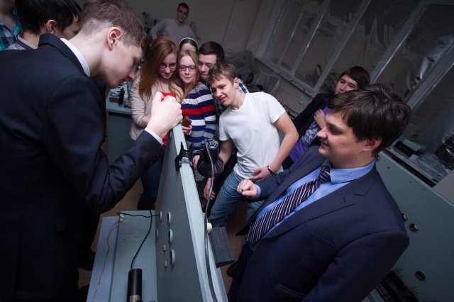 Фото к Радиофизические чудеса: школьники познакомились с I-роботом, голограммами и лазерами