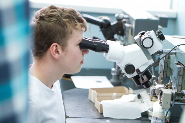 Фото к Радиофизические чудеса: школьники познакомились с I-роботом, голограммами и лазерами