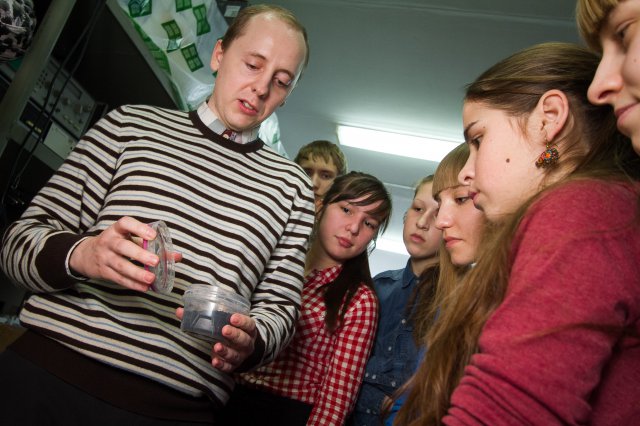 Фото к Радиофизические чудеса: школьники познакомились с I-роботом, голограммами и лазерами