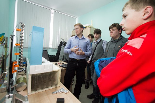 Фото к Радиофизические чудеса: школьники познакомились с I-роботом, голограммами и лазерами